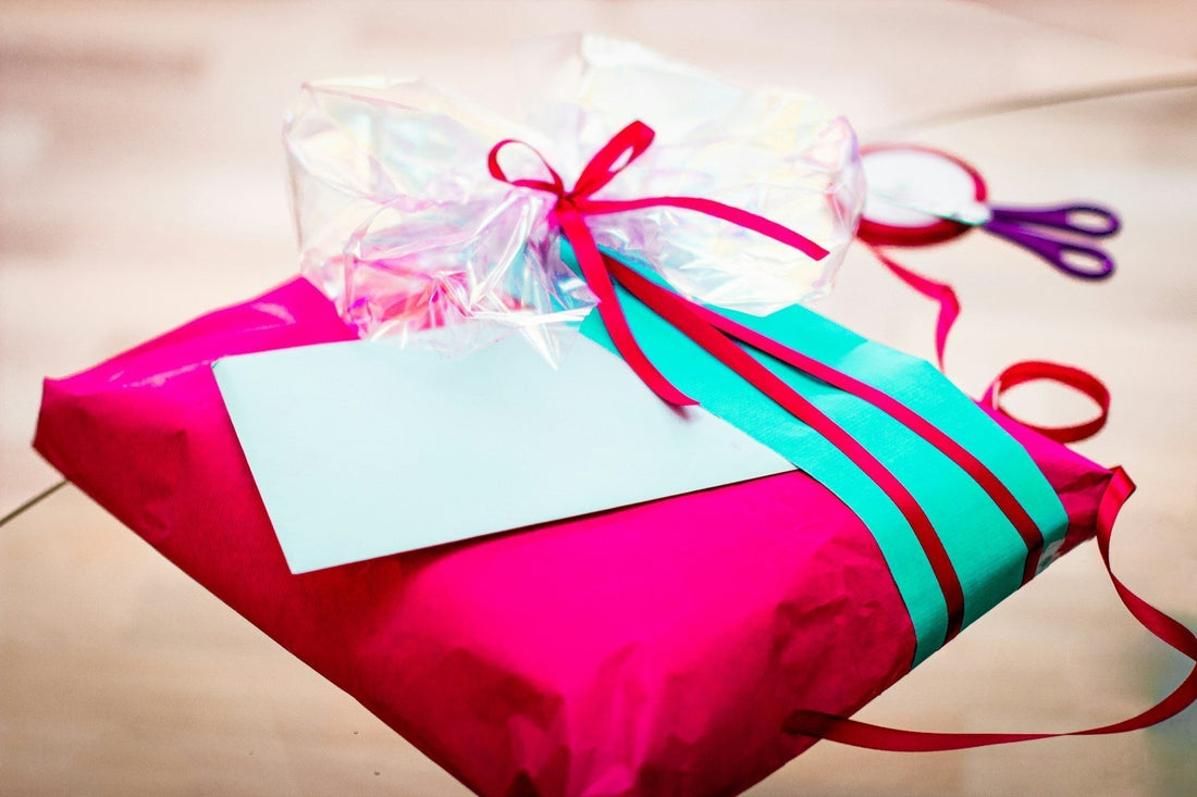 Cadeau-kawaii-rose-vif-avec-noeud-rouge      